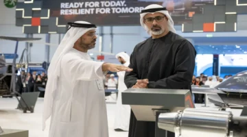 خالد بن محمد بن زايد يتفقد أحدث تقنيات معرضي يومكس وسيمتكس 2026 في أبوظبي